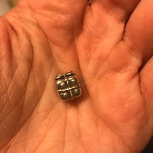 Pandora Present Charm